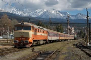 直达列车通行时其他列车需避让