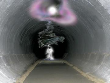 别把人逼急了！8月31日，江苏南京，一女子骑电动车，进入隧道