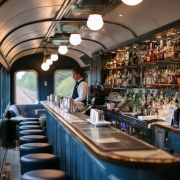 火车上也能吃自助！银发旅游列车推出特色餐饮服务，开启舌尖上的旅途