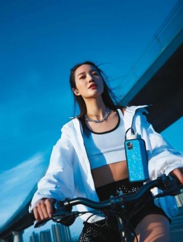 别把人逼急了！8月31日，江苏南京，一女子骑电动车，进入隧道