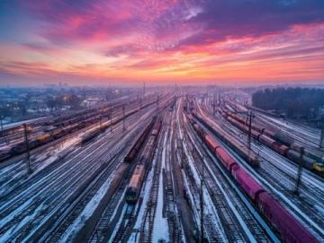 午夜下的虹桥高铁站