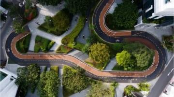 别把人逼急了！8月31日，江苏南京，一女子骑电动车，进入隧道