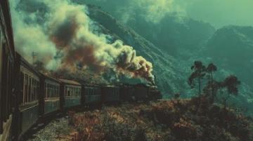 绿皮火车哐当哐当穿过秦岭时，我攥着皱巴巴的地图