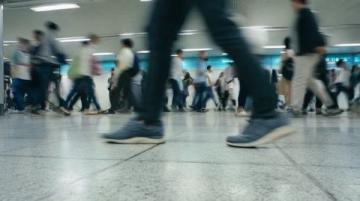 广州地铁全线鸣笛默哀三分钟纪念逝者乘客齐致敬意