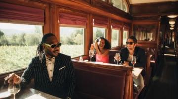 火车上也能吃自助！银发旅游列车推出特色餐饮服务，开启舌尖上的旅途