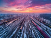 午夜下的虹桥高铁站