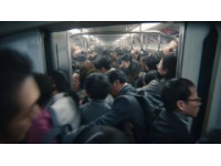 86秒，生死一线间,这样的惊险瞬间，让无数人为之屏息凝神。列车即将发车