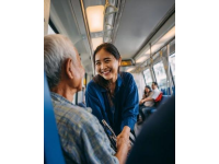 丈夫离世，妻子没能赶上火车, 乘警的温暖让无数网友感动