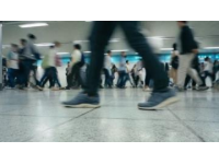 广州地铁全线鸣笛默哀三分钟纪念逝者乘客齐致敬意