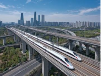 中国重载列车首次跨越天空
