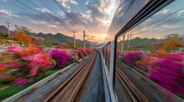 在现代高速交通的推动下，高铁成为人们出行的重要选择，凭借其快速、便捷、舒适的特点