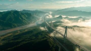 当列车刺破乌蒙山的晨雾,以250公里的时速掠过91%桥隧比的地质迷宫