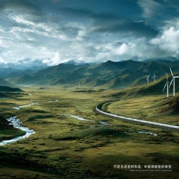 在一片晴朗的蓝天下,一列高速行驶的火车如同穿梭于时间的长河