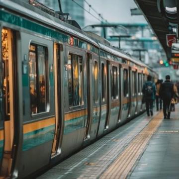 妻子接到丈夫去世的消息匆忙买票却未能赶上火车