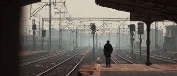 远方工友突逝家中妻心急如焚，赶车未果泪洒车站