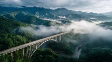 当列车刺破乌蒙山的晨雾,以250公里的时速掠过91%桥隧比的地质迷宫