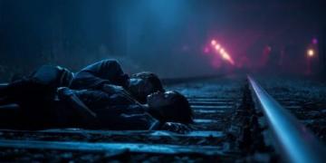 丈夫意外离世妻子悲痛赶火车未果乘警暖心相助