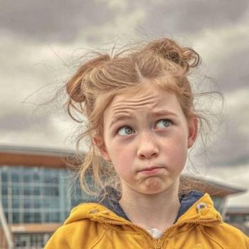 乘警的这波操作太暖了!没赶上火车的小姑娘看哭了