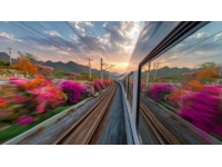 在现代高速交通的推动下，高铁成为人们出行的重要选择，凭借其快速、便捷、舒适的特点