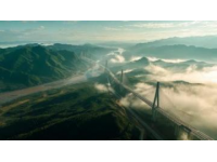 当列车刺破乌蒙山的晨雾，以250公里的时速掠过91%桥隧比的地质迷宫