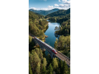 在一片晴朗的蓝天下，一列高速行驶的火车如同穿梭于时间的长河