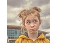 乘警的这波操作太暖了！没赶上火车的小姑娘看哭了