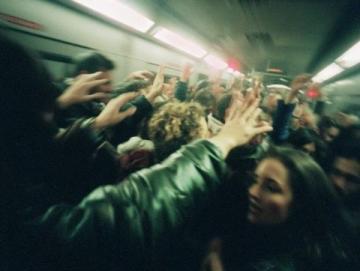 妻子未能赶上丈夫遇难后的火车:乘警的温暖之举感动千万人