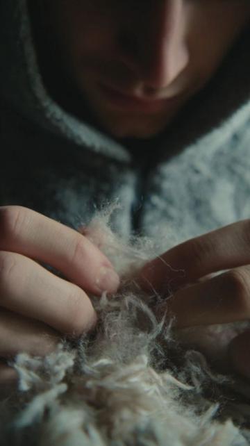 温情相随：妻子遭遇丧夫之痛，乘警援手相助回家路