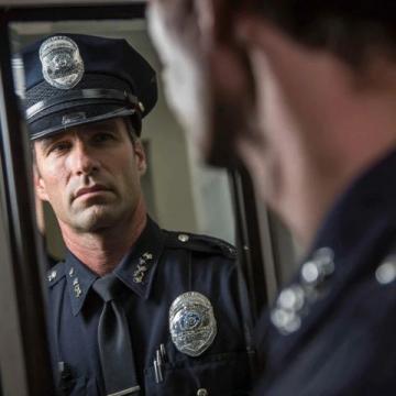 妻子未能赶上丈夫遇难后的火车:乘警的温暖之举感动千万人