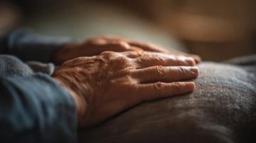 温情相随：妻子遭遇丧夫之痛，乘警援手相助回家路