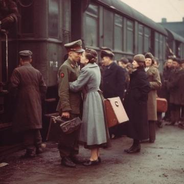 丈夫离世妻子赶车不及，火车站泪别乘警温暖守护