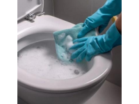 那个在高铁上默默擦厕所的乘务员，被全网点赞后只说了一句话…