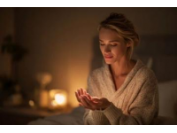 温情相随：妻子遭遇丧夫之痛，乘警援手相助回家路