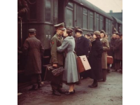 丈夫离世妻子赶车不及，火车站泪别乘警温暖守护