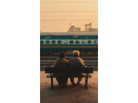 妻子闻讯丈夫去世匆忙赶往车站却错过最后一班列车