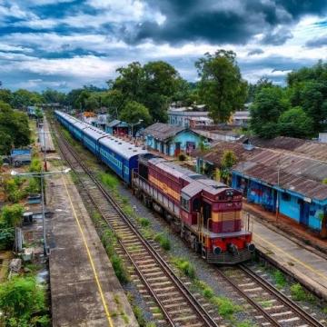 丈夫意外去世，妻子错过火车痛哭，乘警温暖举动感动网友