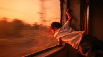 一列疾驰的火车,载着人们的希望和梦想