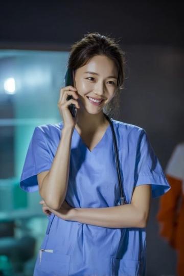 国庆时节，余乐的工作并未停止，他继续扮演着列车上的“医生”，为车辆进行检查和维护。