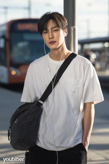 国庆时节，余乐的工作并未停止，他继续扮演着列车上的“医生”，为车辆进行检查和维护。