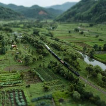 铜吉高铁连接梵净山、凤凰、张家界三大景区