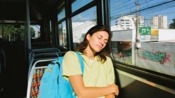 乘警暖心之举让误车女子泪崩流泪