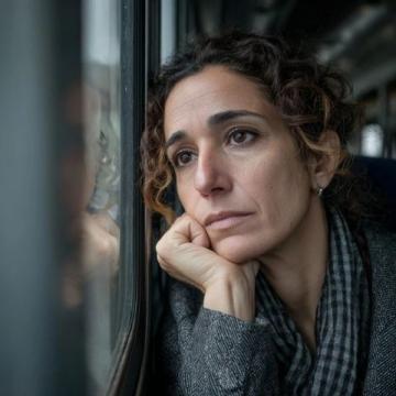 乘警暖心之举让误车女子泪崩流泪