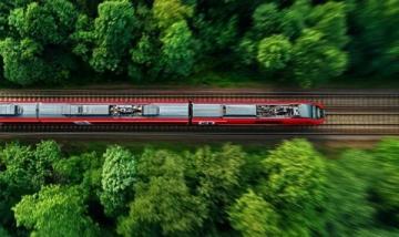 一列疾驰的火车,载着人们的希望和梦想