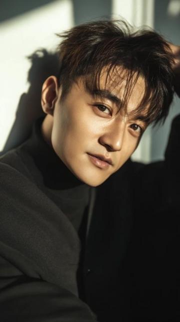 国庆时节，余乐的工作并未停止，他继续扮演着列车上的“医生”，为车辆进行检查和维护。