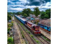 丈夫意外去世，妻子错过火车痛哭，乘警温暖举动感动网友