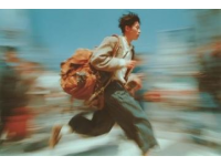 张伟携行囊赴上海求学 父亲张江车站送别默默站立