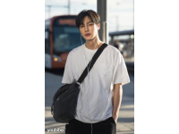 国庆时节，余乐的工作并未停止，他继续扮演着列车上的“医生”，为车辆进行检查和维护。