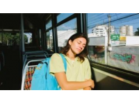 乘警暖心之举让误车女子泪崩流泪