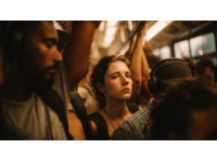 火车凌晨大戏女子公然放歌挑衅，底线何在？我们还能忍多久？