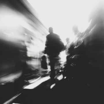 清晨五点列车上的喧哗：自私行为背后的深层原因分析